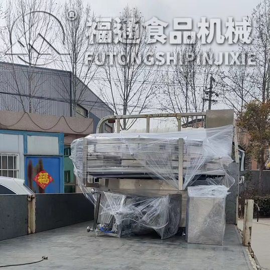 山東客戶訂購(gòu)全自動(dòng)蛋卷機(jī)和卷筒機(jī)各一臺(tái)